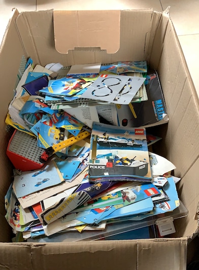 Die vielen alten LEGO-Bauanleitungen werden in Ordnern abgelegt.