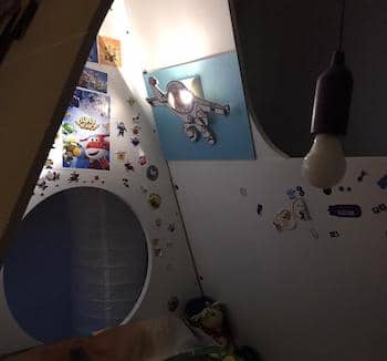 Buzz-Lightyear Bettlampe im Kinderzimmer