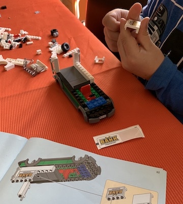 einen LEGO Geldtransporter bauen Opa und Enkel zusammen