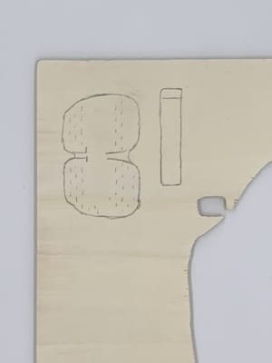 Kühlergrill und Nummernschild aus Sperrholz aussägen