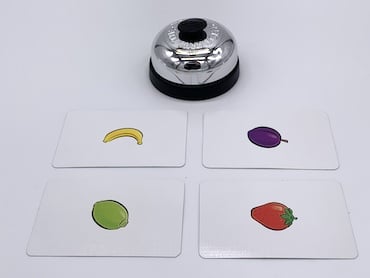 Reaktionsspiel Halli Galli hat Spielkarten mit 4 Fruchtarten