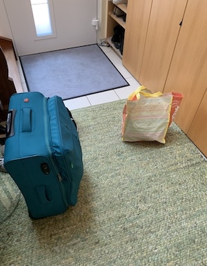 Ankunft der beiden ukrainischen Fluechtlinge mit einem Koffer