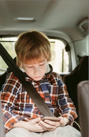 Beschäftigung der Kinder im Auto  mit dem Smartphone