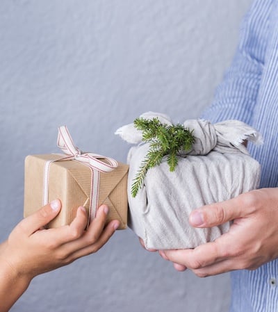 packt Geschenke umweltfreundlich ein