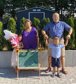 Einschulung des Enkels — Jürgen Busch mit Enkelkind und Schultüte am ersten Schultag