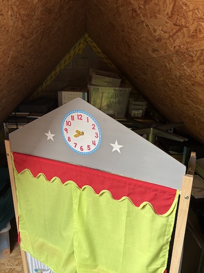 Das Puppentheater von Jürgen Busch mit einer kleinen Uhr mit beweglichen Zeigern