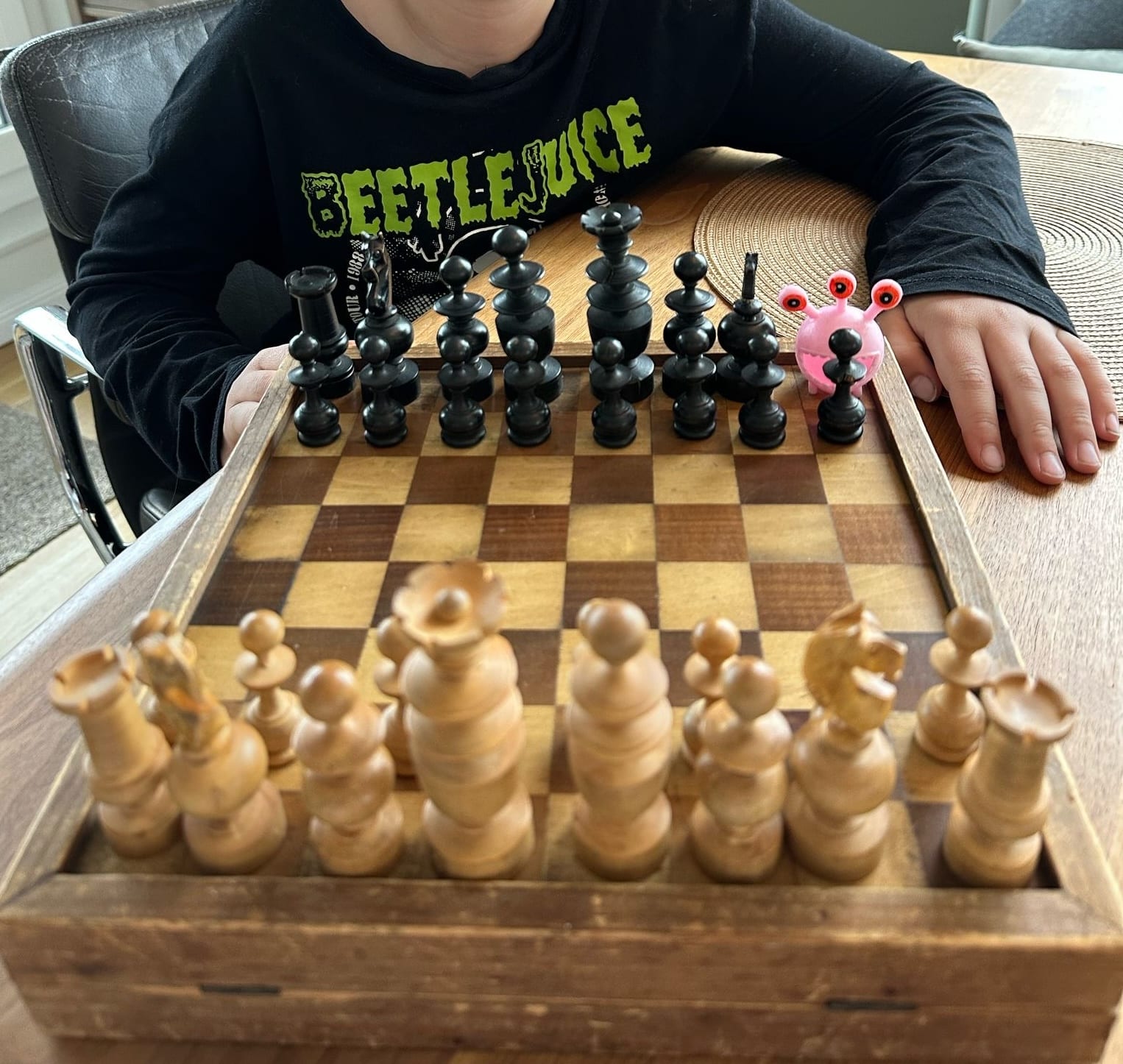 Schach lernen - Opa Jürgen spielt mit Enkel Schach