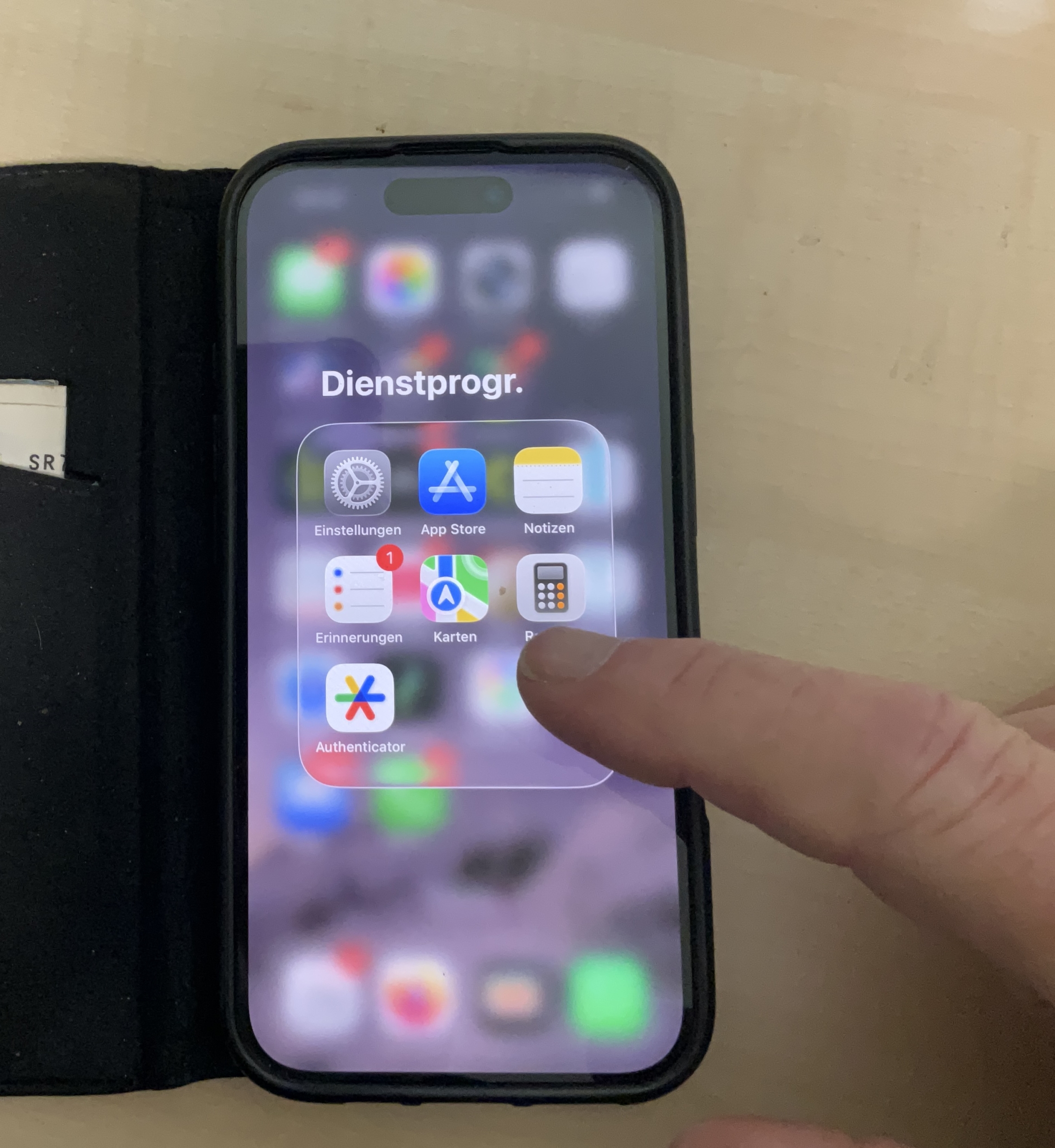 Jürgen Busch beim Bedienen seines iPhones — Dienstprogramme-Ordner