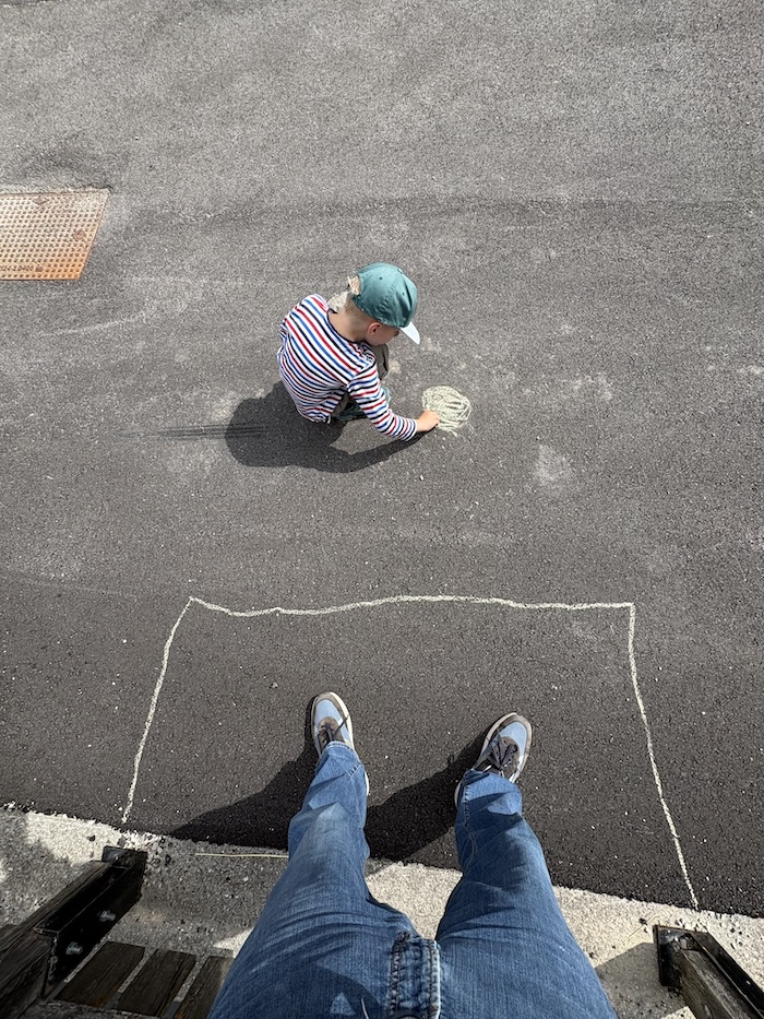 Mit Kreide auf den Asphalt gemaltes Fußballtor mit Torlinien für das Spiel in der Sackgasse