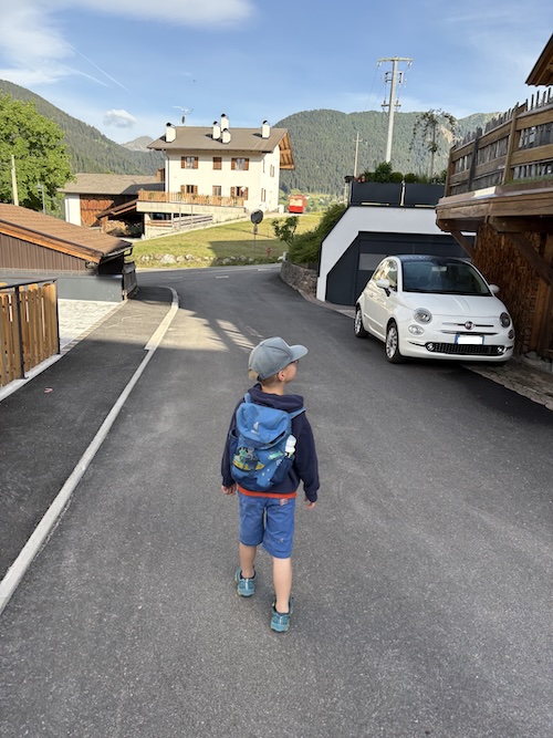 Weg durch das Dorf hinauf zum Kindergarten