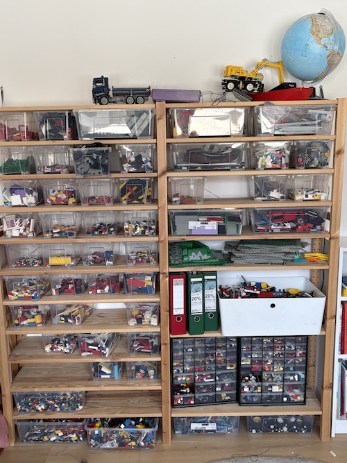 Der LEGO-Bestand ist in Südtirol in Kunststoffkästen sortiert und in einem Regal einsortiert.