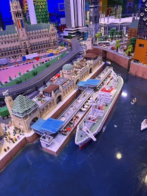 LEGO-Nachbau der Hamburger Landungsbrücken im Miniland des LEGO Discovery Centre Hamburg.