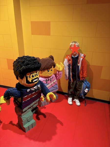 Otto im Eingangsbereich des LEGO Discovery Centre Hamburg bei den kindergroßen LEGO-Figuren.