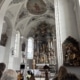 Blick auf den Altar einer katholischen Kirche in Innsbruck während einer Auferstehungsmesse