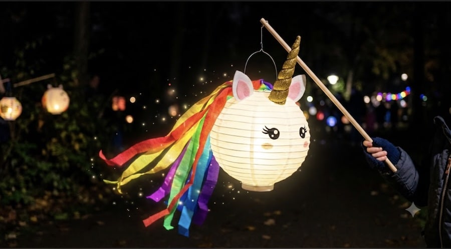 Leuchtende Einhorn-Rundlaterne aus der Käseschachtel mit goldenem Horn und wehender Regenbogen-Mähne beim Laternenumzug
