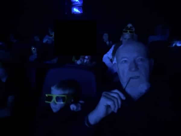 Blick ins 4-D-Kino des LEGO Discovery Centre Hamburg mit LEGO-Film auf der Leinwand.