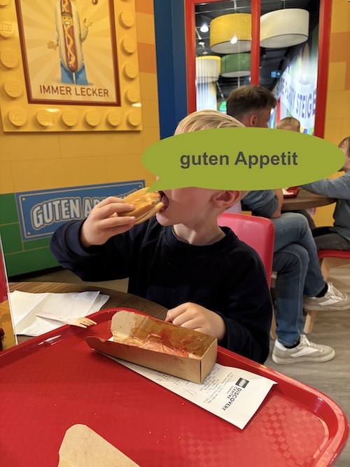 Otto macht mit einem Hotdog Pause im LEGO-Café des LEGO Discovery Centre Hamburg.
