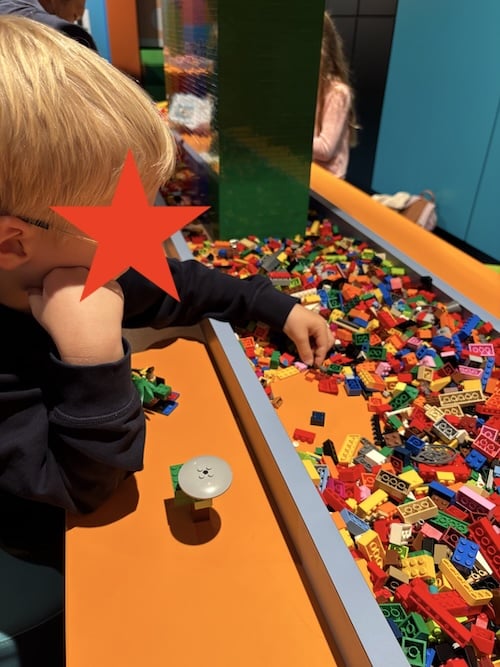 Otto baut im Bau-Abenteuer-Bereich des LEGO Discovery Centre Hamburg sein eigenes LEGO-Fahrzeug.