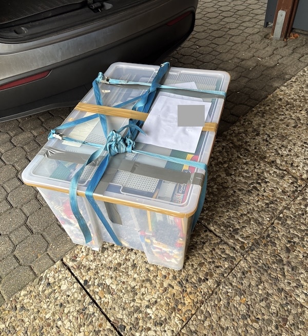 Drei stabil verpackte LEGO-Boxen, bereit für die Reise von Hamburg nach Südtirol.