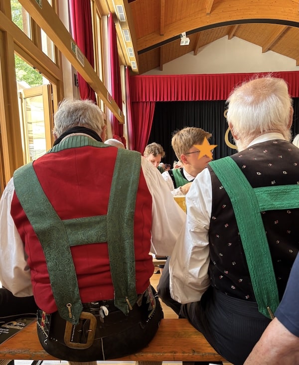Südtiroler Musikkapelle in Tracht beim Jubiläumsfest im Dorf