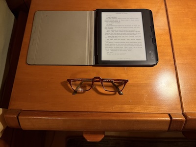 E-Book-Reader von Oma auf dem Nachttisch mit Lesebrille