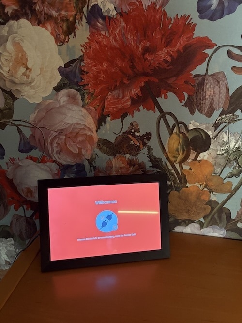 digitaler Bilderrahmen von Opa Jürgen im Esszimmer