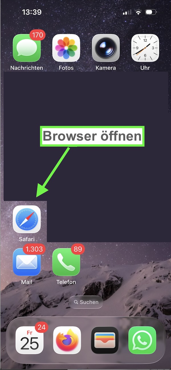 iPhone-Startbildschirm mit grünem Pfeil auf das Safari-Symbol