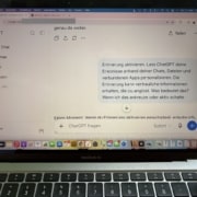 Aufgeklapptes MacBook auf dem Frühstückstisch, auf dem Bildschirm eine Rückfrage des Chat-Programms zur Erinnerungsfunktion