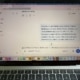 Aufgeklapptes MacBook auf dem Frühstückstisch, auf dem Bildschirm eine Rückfrage des Chat-Programms zur Erinnerungsfunktion