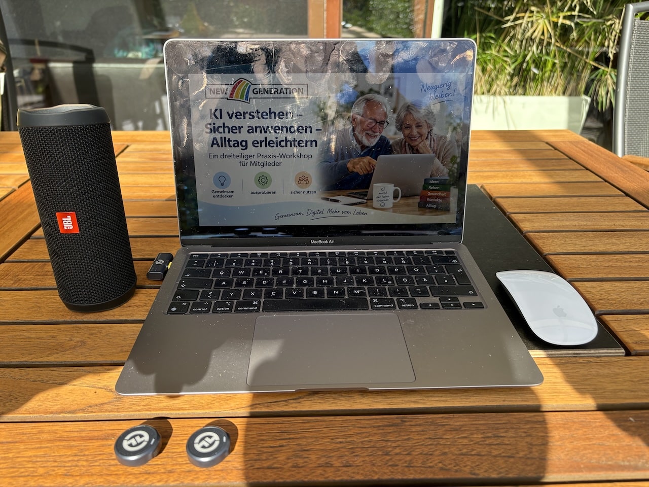 Technik für den Workshop: MacBook Air mit Funkmikrofonen, Empfänger und Lautsprecher auf dem Tisch