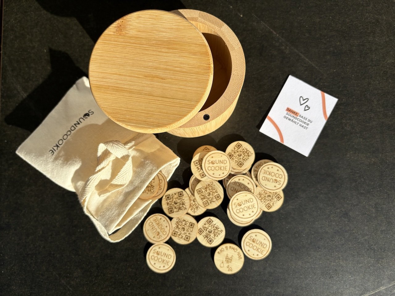 Holzdose mit vierzig SoundCookies, Stoffbeutel und Dankeskarte