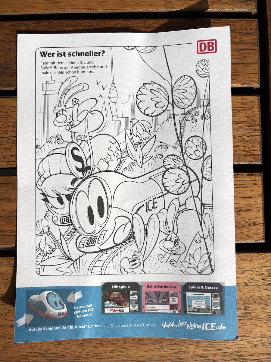 Ausmalbild „Wer ist schneller?“ mit dem kleinen ICE auf einem Holztisch