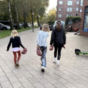 Drei Enkelkinder gehen mit ihren Bäckertüten nach Hause