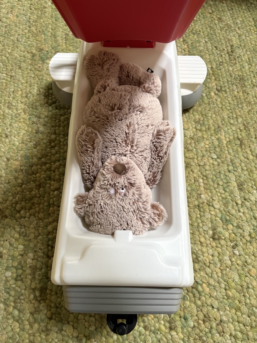 Geöffnetes Gepäckfach unter dem Sitz des ICE Flitzers